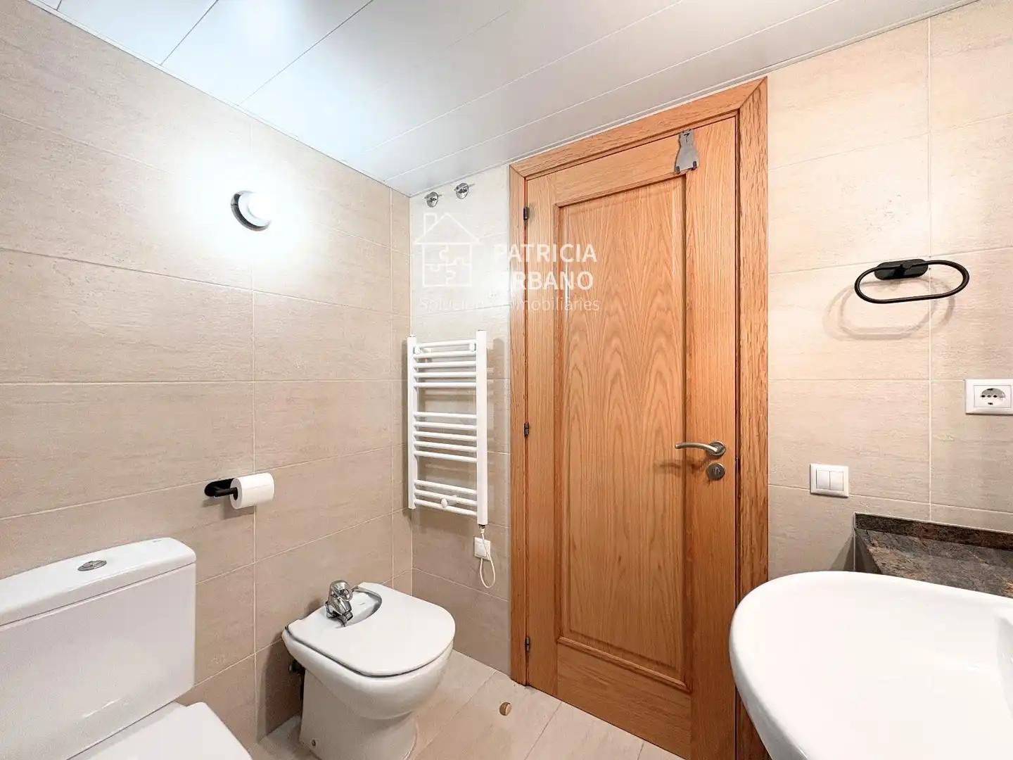 Baño de Apartamento de alquiler en Cambrils con Aire acondicionado, Calefacción y Parquet