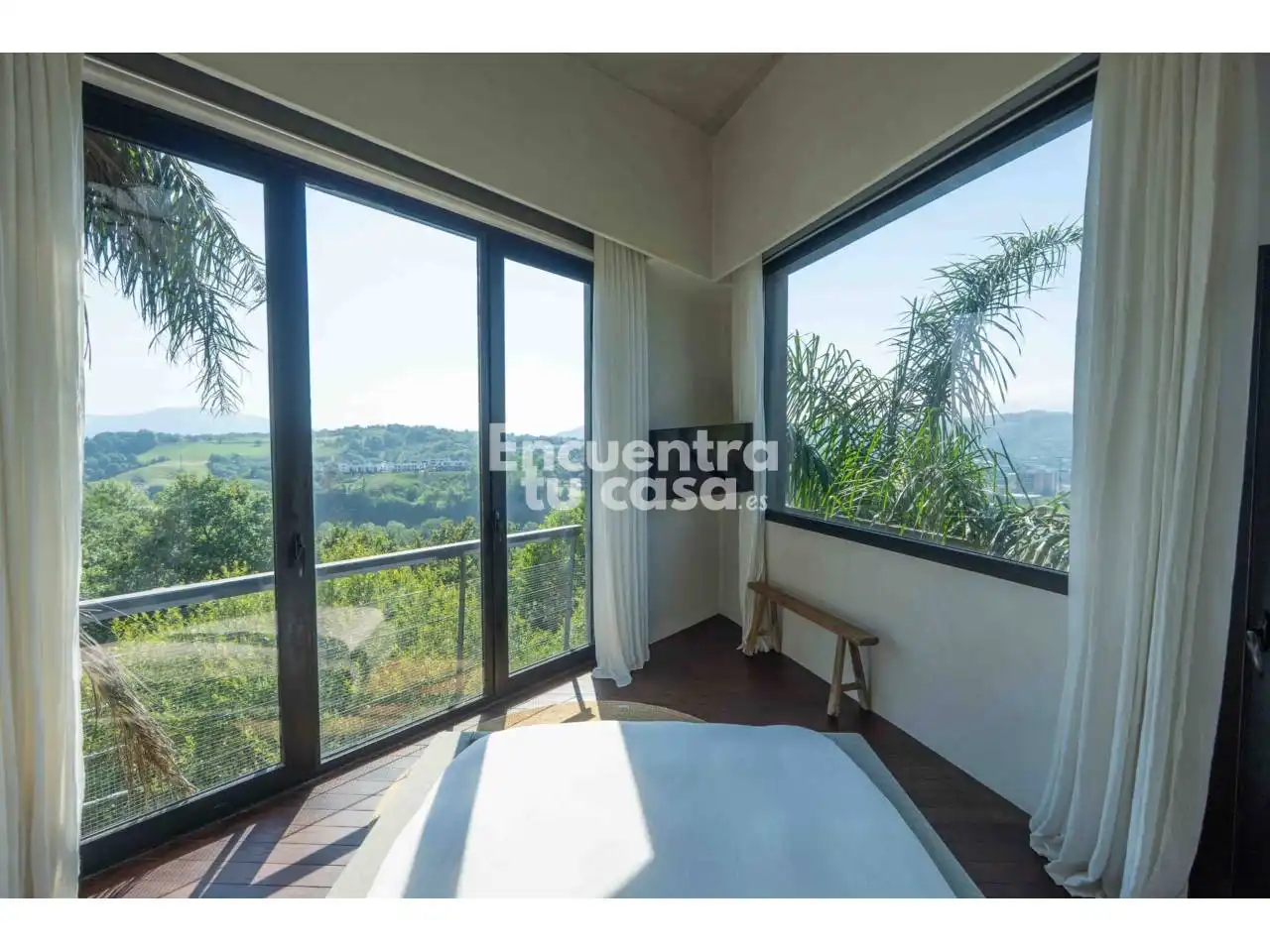Dormitori de Casa o xalet en venda en Donostia - San Sebastián  amb Jardí privat, Terrassa i Piscina