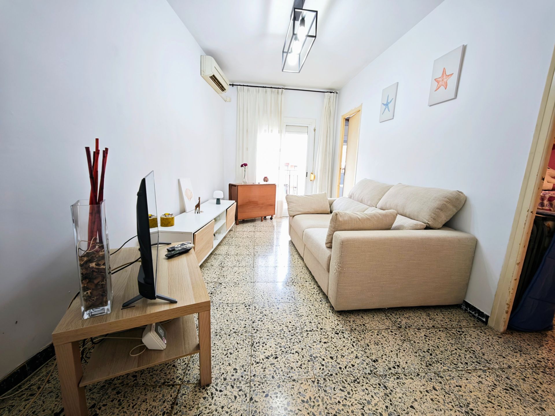 Sala de estar de Piso en venta en L'Hospitalet de Llobregat con Amueblado y Balcón