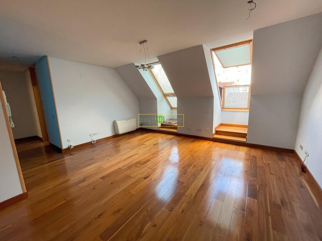 Sala d'estar de Dúplex en venda en León Capital  amb Aire condicionat, Calefacció i Traster