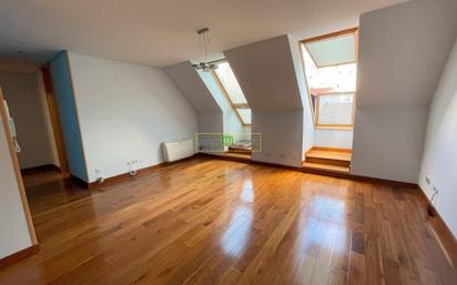 Sala d'estar de Dúplex en venda en León Capital  amb Aire condicionat, Calefacció i Traster