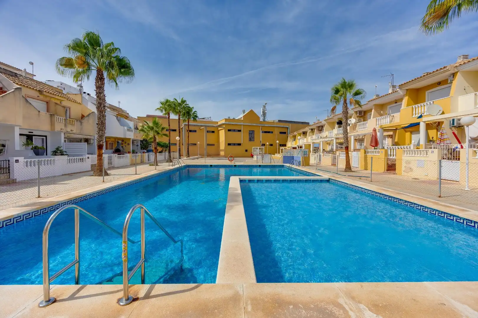 Casa a schiera con terrazza in vendita a Calle La Serviola