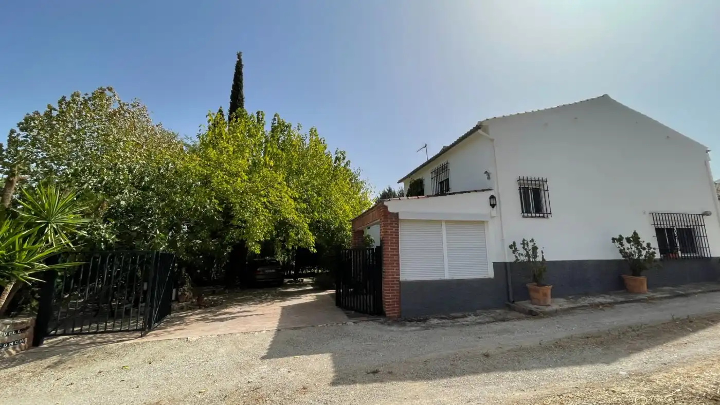 Vista exterior de Casa o xalet en venda en Carcabuey amb Calefacció, Jardí privat i Terrassa