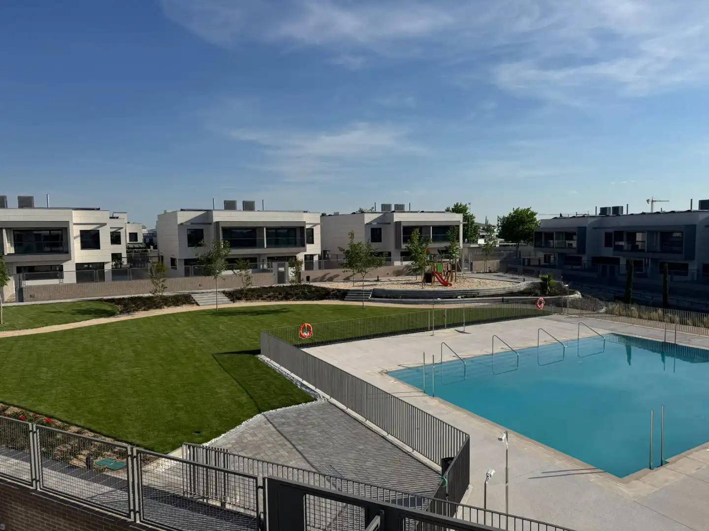 Piscina de Casa adosada en venta en Boadilla del Monte con Aire acondicionado, Calefacción y Jardín privado