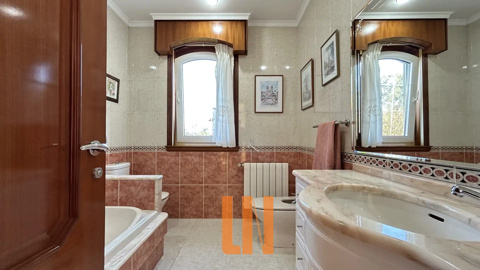 Bany de Casa o xalet en venda en Oleiros amb Calefacció, Jardí privat i Parquet