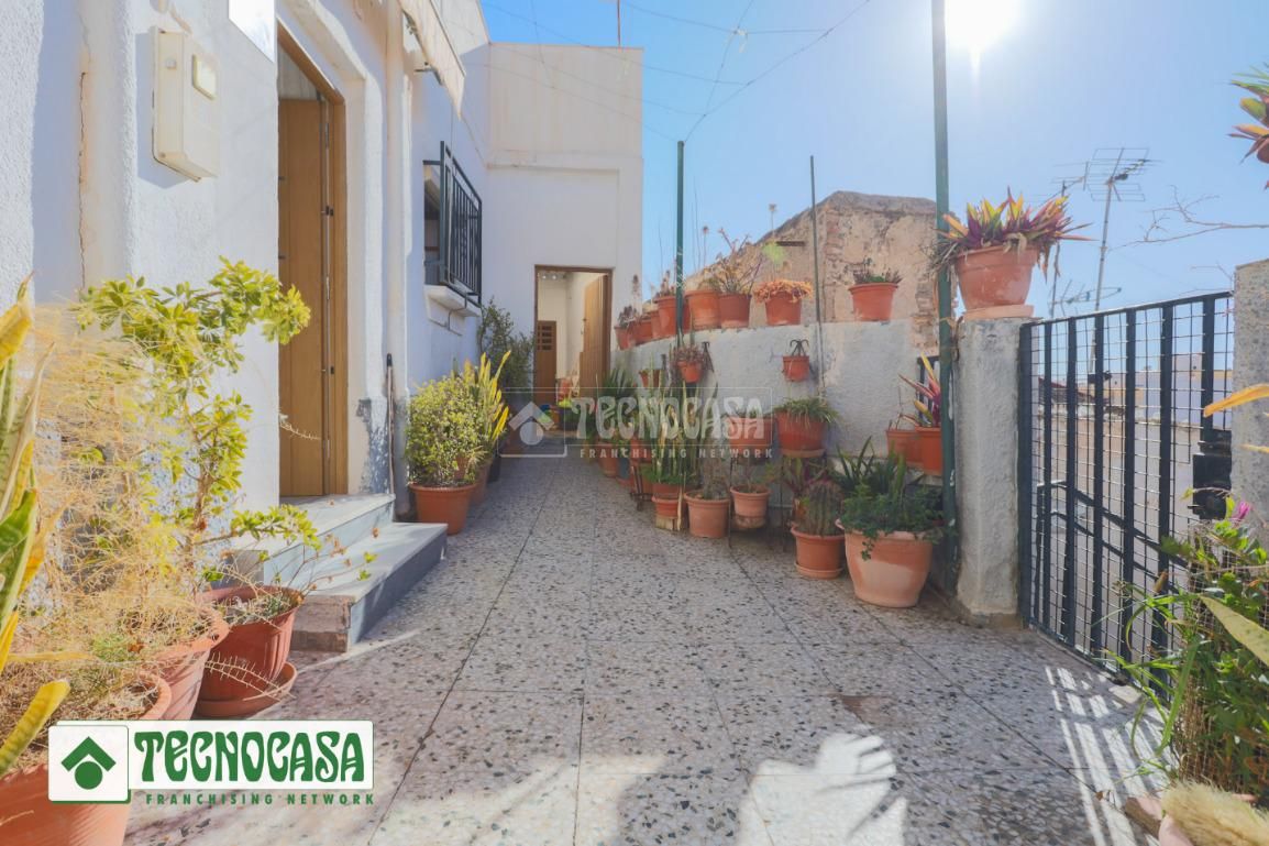 Vista exterior de Casa adosada en venda en Adra amb Terrassa