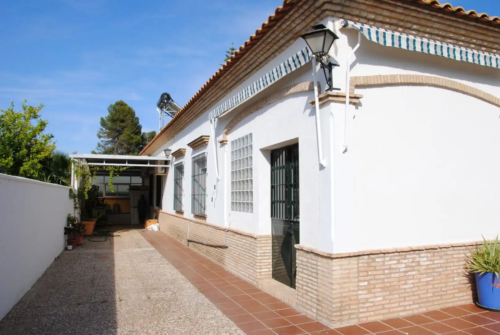 Vista exterior de Casa o xalet en venda en Espartinas amb Aire condicionat, Calefacció i Jardí privat