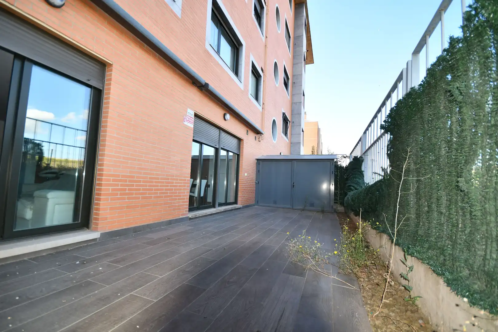 Außenansicht von Erdgeschoss zum Verkauf in Lardero mit Klimaanlage, Heizung und Terrasse