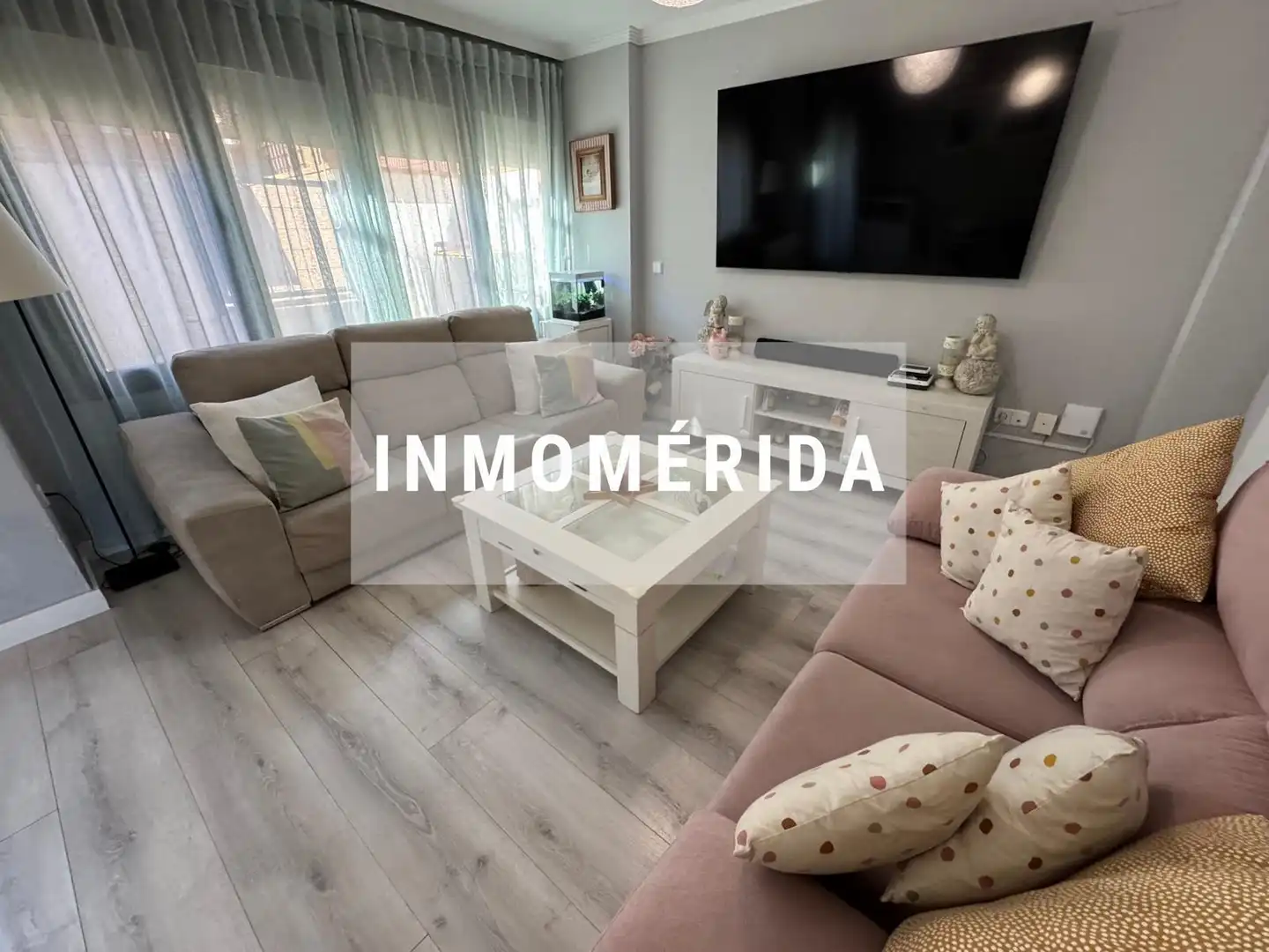 Sala de estar de Casa adosada en venta en Mérida con Aire acondicionado, Calefacción y Jardín privado