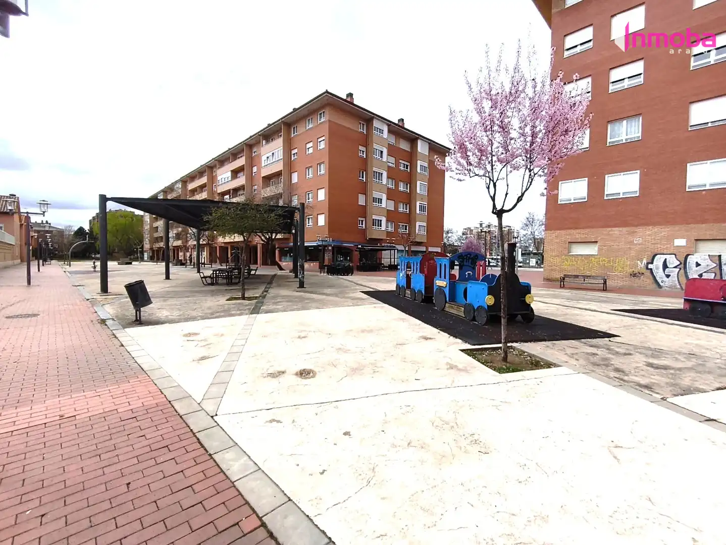 Vista exterior de Casa adosada en venta en Aranda de Duero con Calefacción y Jardín privado