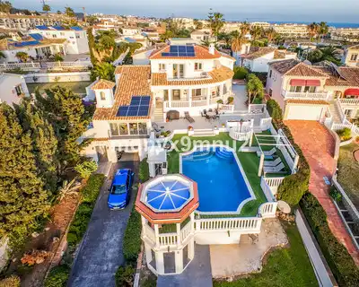 Chalet con piscina en venta en El Faro de Calaburra - Chaparral