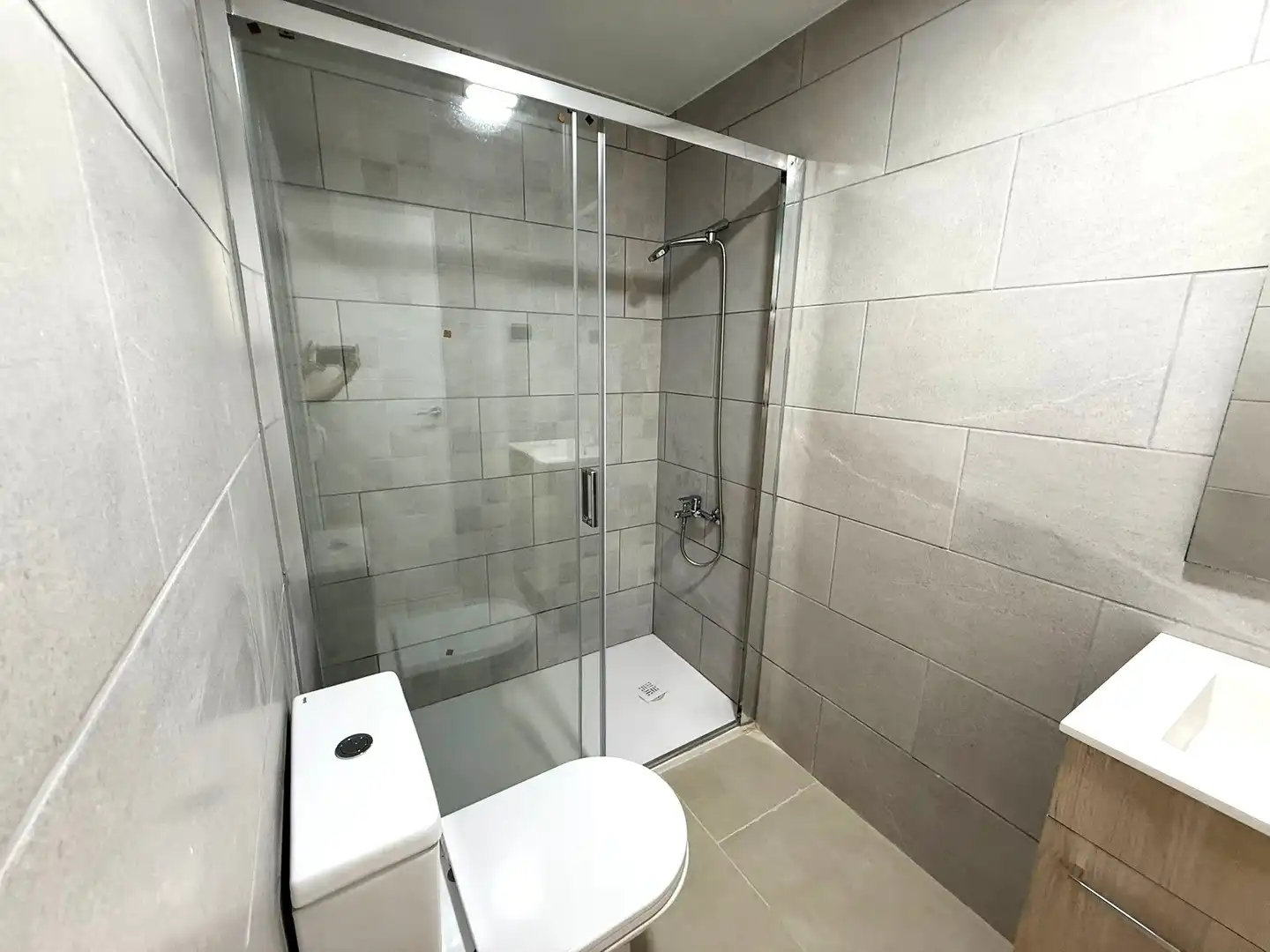 Badezimmer von Wohnung zum Verkauf in Antigua mit Privatgarten, Terrasse und Alarm