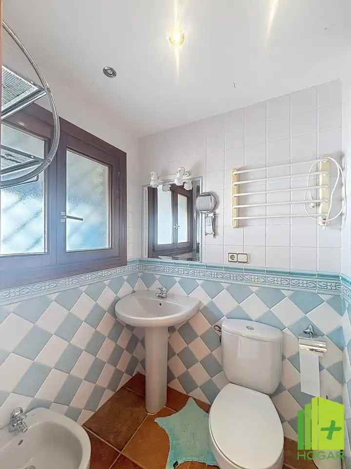 Baño de Casa adosada en venta en Jaén con Aire acondicionado, Jardín privado y Terraza