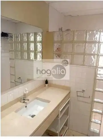 Badezimmer von Erdgeschoss zur Miete in Sevilla mit Klimaanlage, Terrasse und Möbliert
