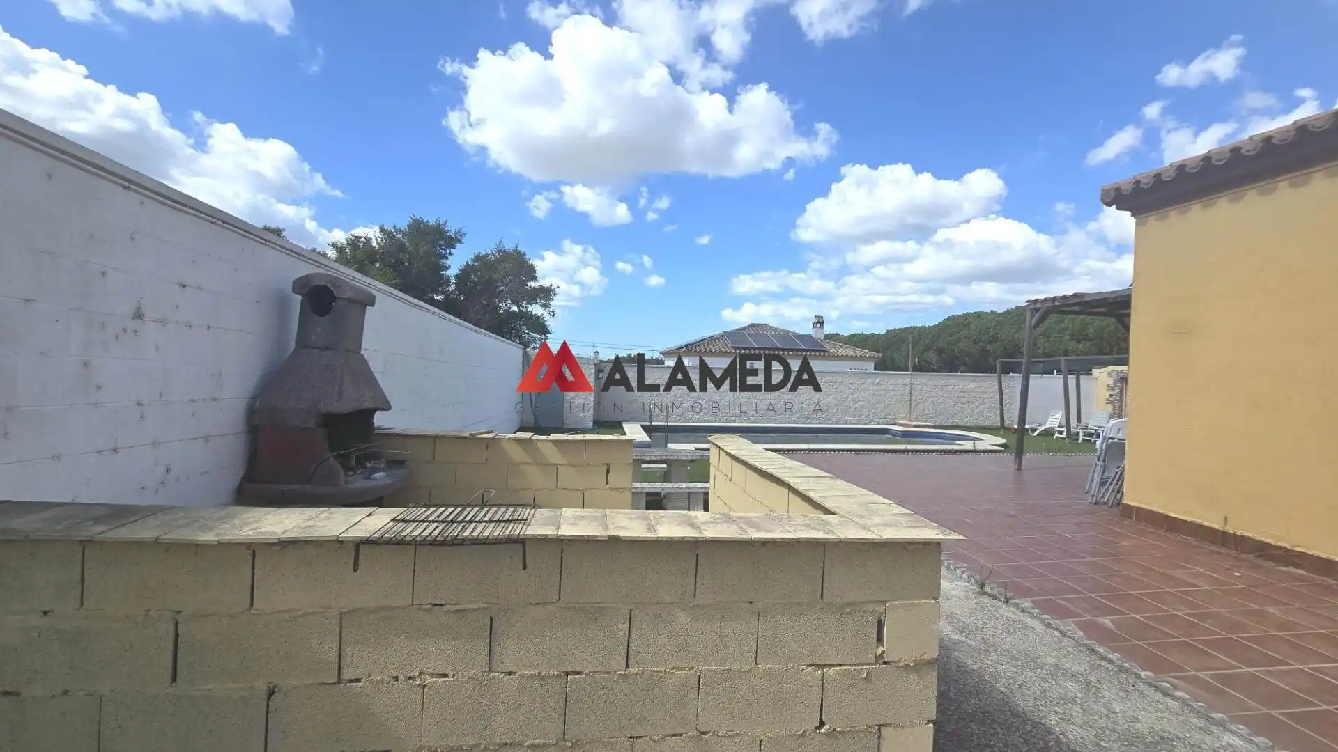Vista exterior de Casa o xalet en venda en Chiclana de la Frontera amb Aire condicionat, Jardí privat i Terrassa