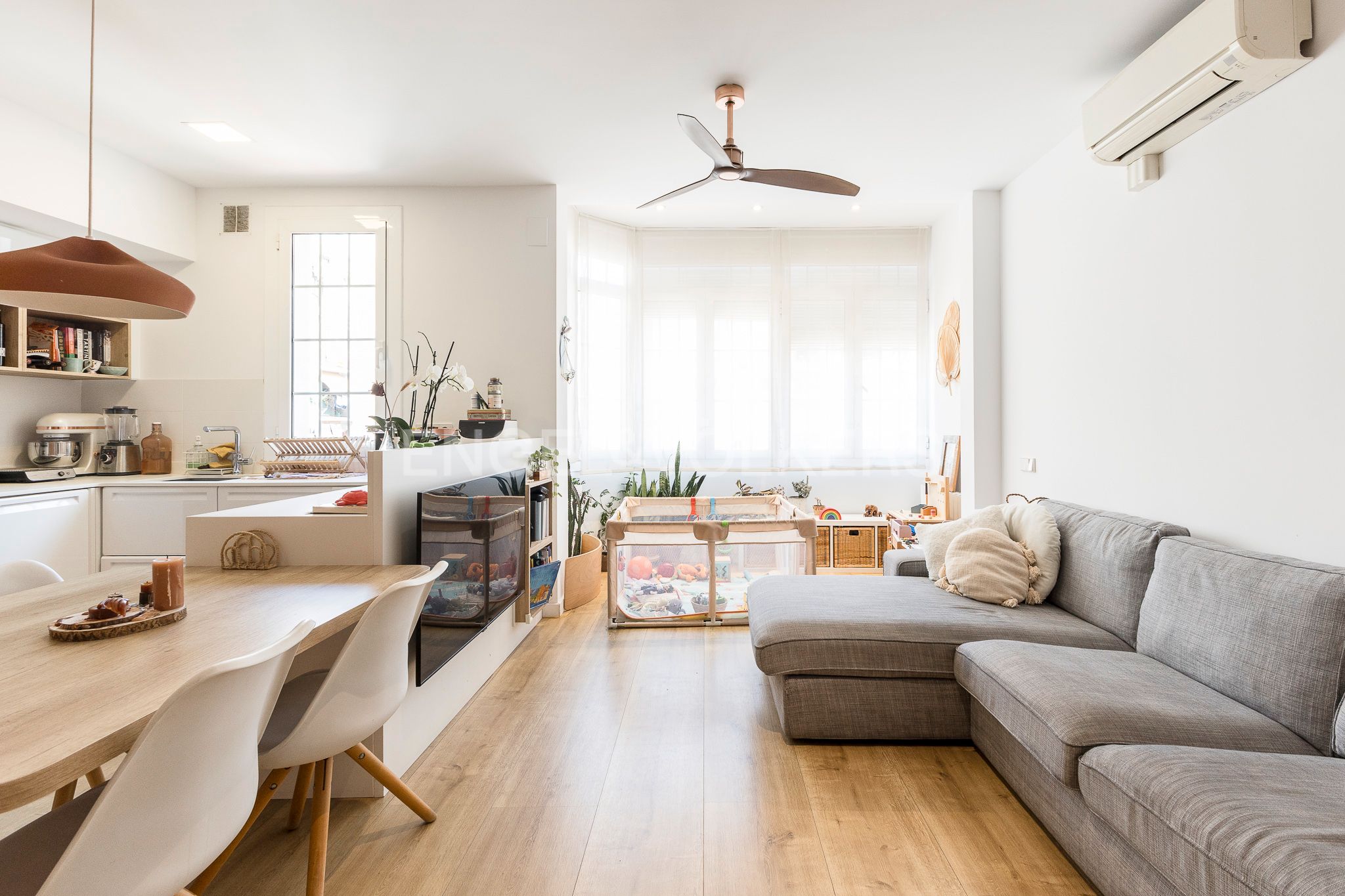 Living room of Apartment for sale in  Barcelona Capital  with Air Conditioner, Heating and Parquet flooring