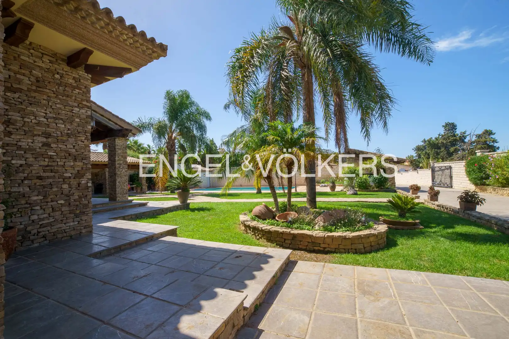 Vista exterior de Casa o xalet en venda en Chiclana de la Frontera amb Aire condicionat, Calefacció i Jardí privat