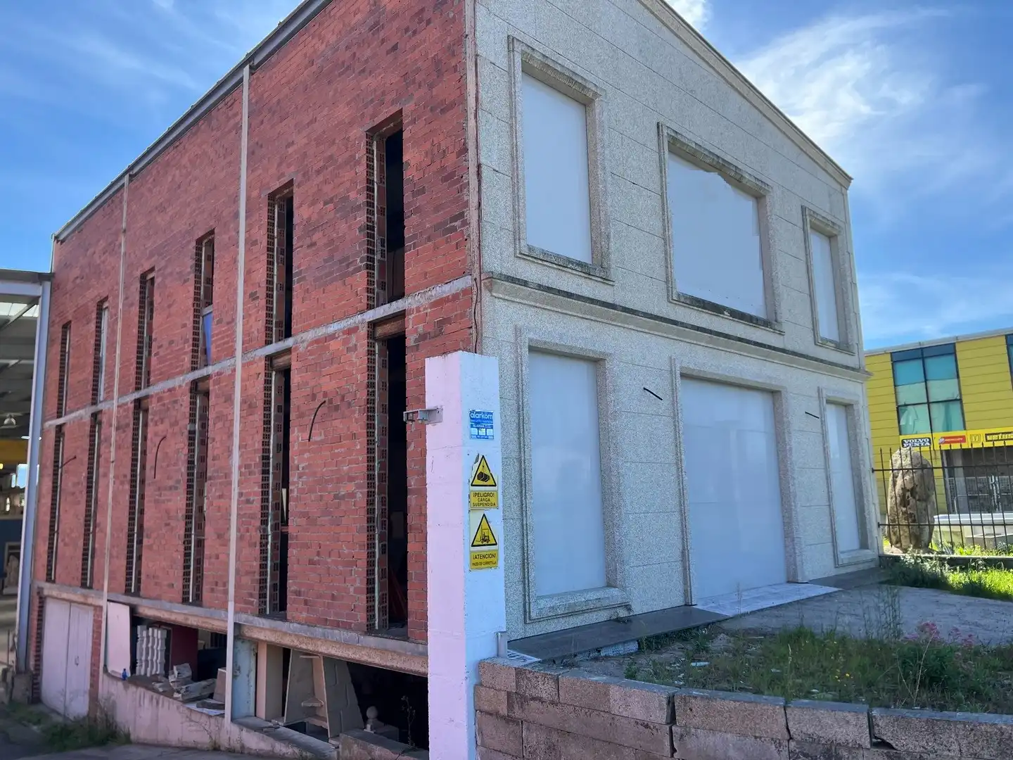 Vista exterior de Nave industrial en venta en Narón