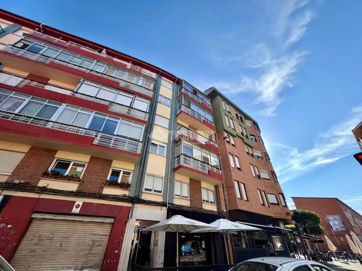 Vista exterior de Pis en venda en León Capital  amb Balcó