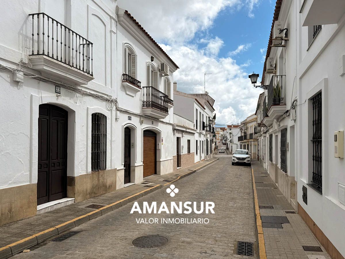 Vista exterior de Casa adosada en venda en Cartaya amb Jardí privat i Terrassa