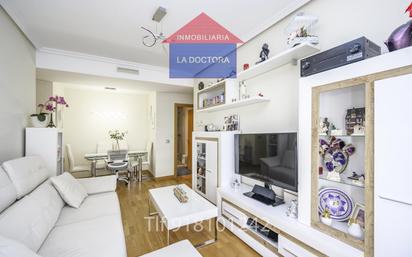 Living room of Flat for sale in  Madrid Capital  with Air Conditioner, Heating and Storage room