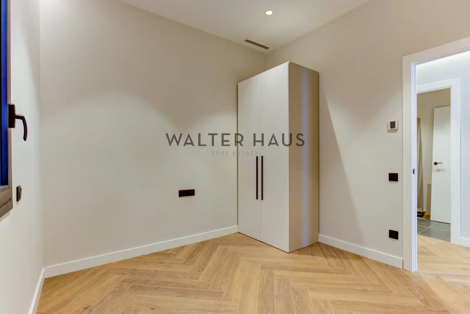 Flat for sale in Barcelona  with Air Conditioner, Heating and Oven