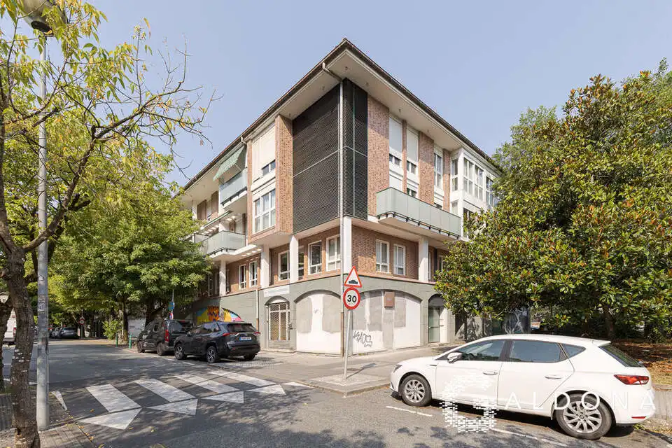 Vista exterior de Pis en venda en Donostia - San Sebastián  amb Calefacció, Terrassa i Traster