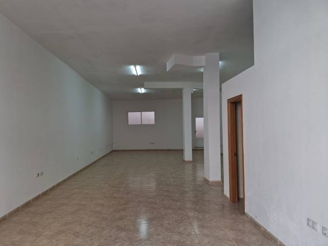 Local comercial en Alquiler en Calle Castilla en Fabelo