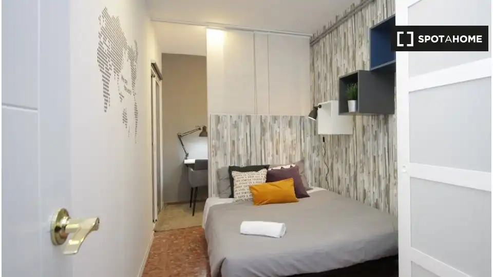 Bedroom of Flat for share in Barcelona  with Air Conditioner, Heating and Furnished