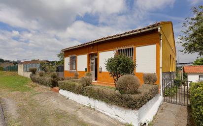 Vista exterior de Casa adosada en venda en Llanera amb Calefacció, Terrassa i Traster