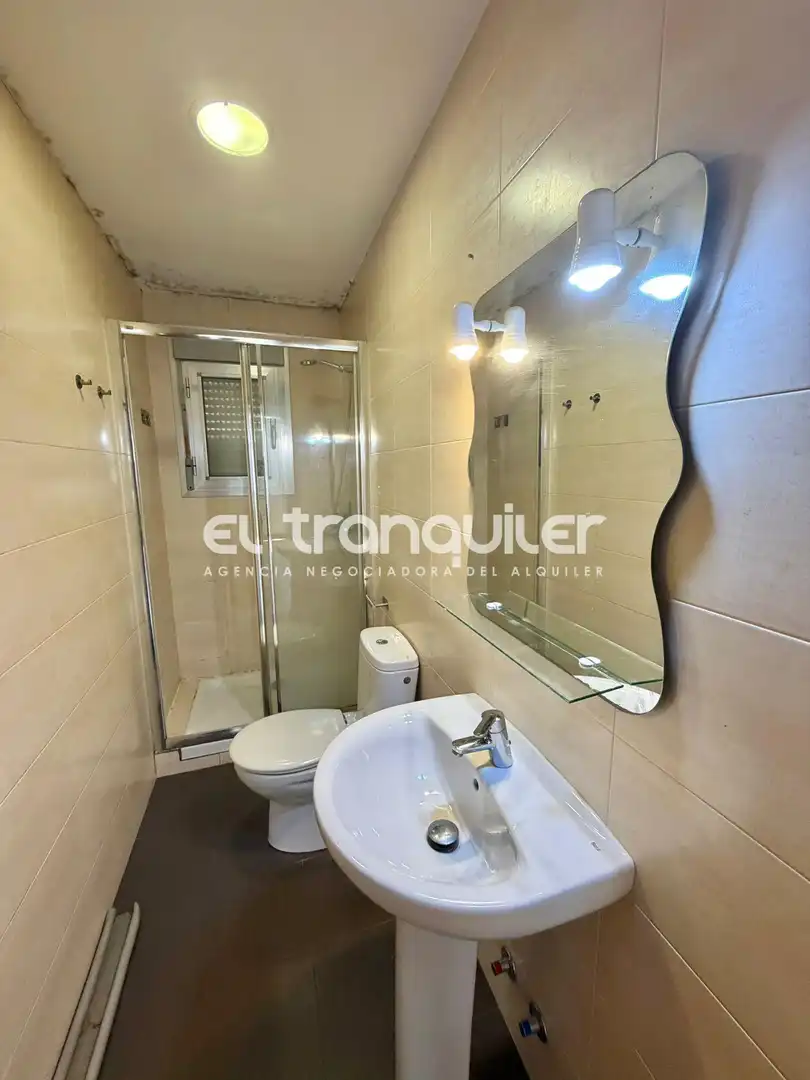 Bathroom of Flat for rent in Madrid  with Washing machine