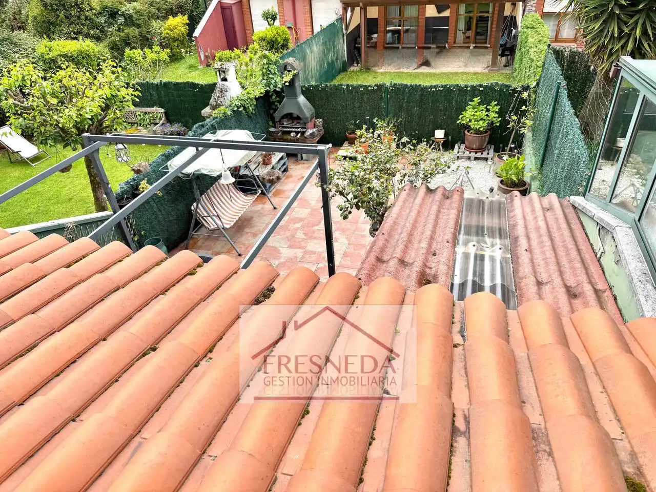 Terrasse von Einfamilien-Reihenhaus zum Verkauf in Siero mit Heizung, Privatgarten und Parkett