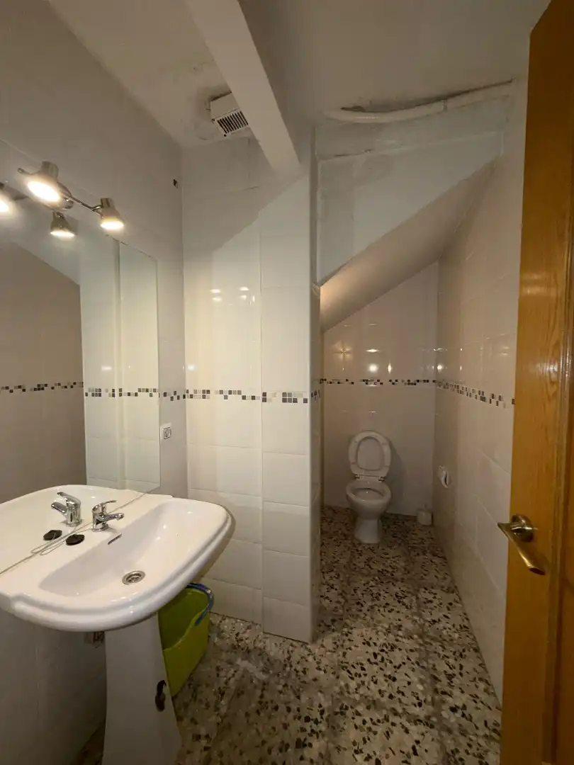 Bany de Local de lloguer en Madrid amb Alarma