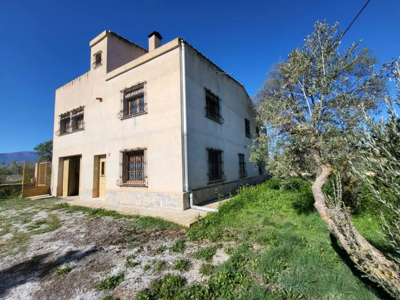 Vista exterior de Casa o xalet en venda en Baza amb Terrassa