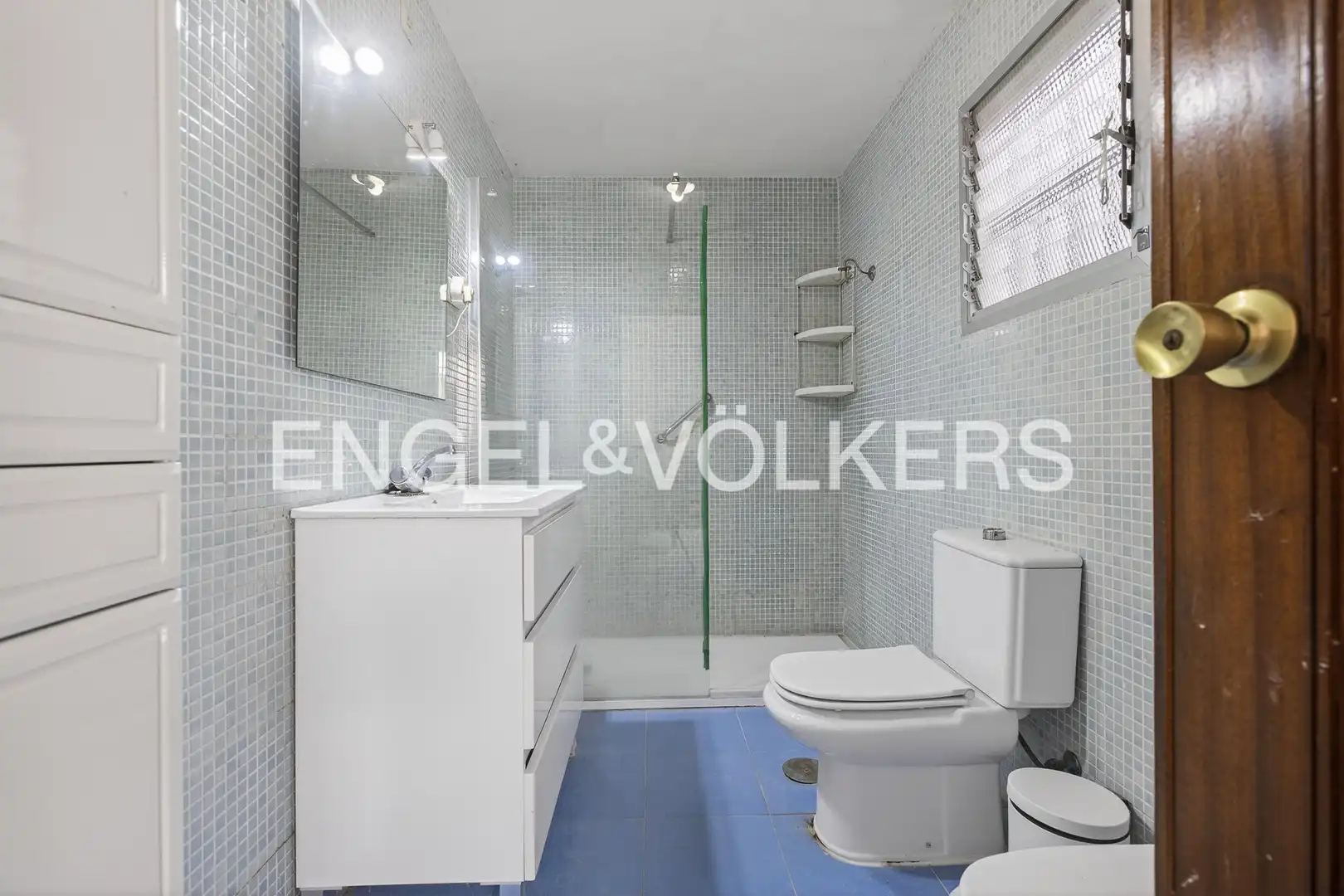 Bathroom of Flat for sale in Sevilla  with Heating