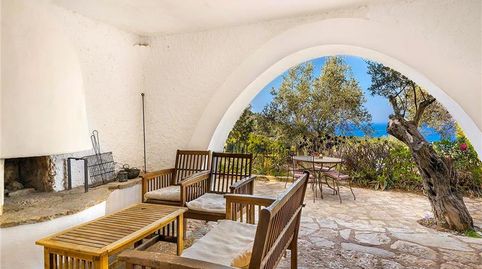 Finca en solar de 1.400m2 aprox. con vistas panorámicas al mar, 214m2 construidos, amplio salón comedor con chimenea, cocina amueb