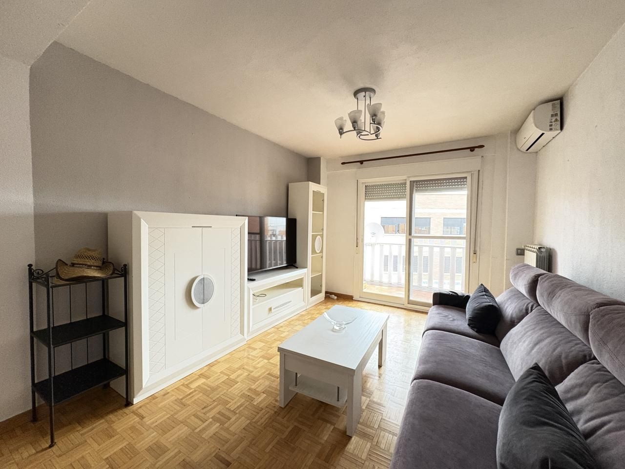 Living room of Flat for rent in Alcorcón  with Air Conditioner, Heating and Parquet flooring