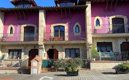 Vista exterior de Casa adosada en venda en Garai amb Calefacció, Terrassa i Balcó