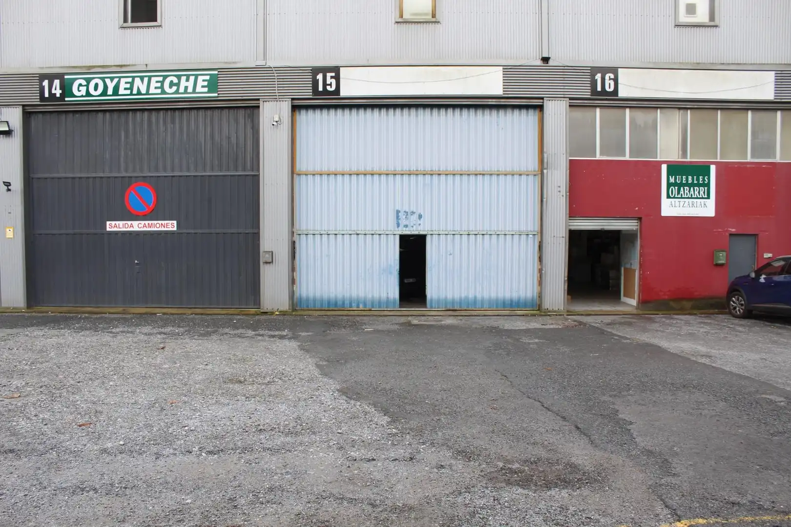 Außenansicht von Fabrikhallen zum Verkauf in Irun 
