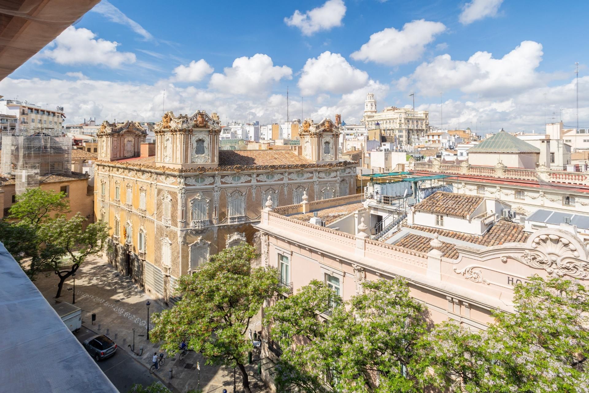 Vista exterior de Àtic de lloguer en  Valencia Capital amb Terrassa i Balcó