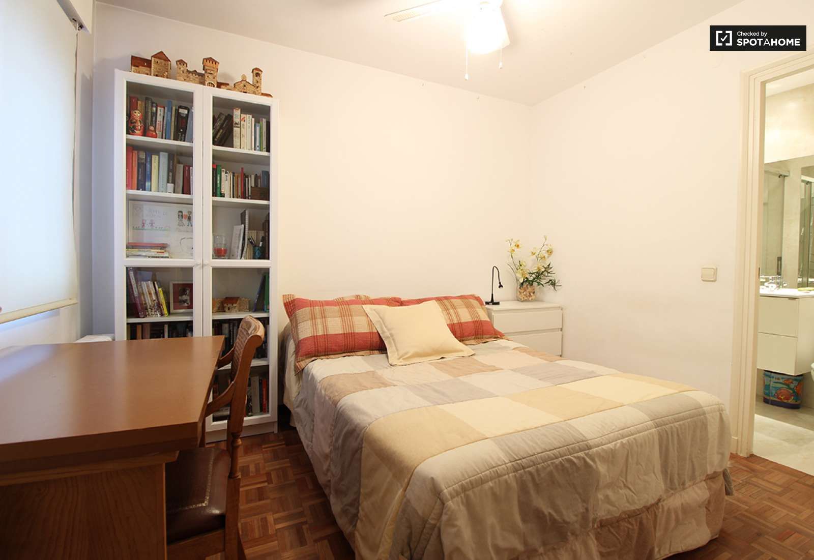 Bedroom of Flat to share in  Madrid Capital  with Air Conditioner and Terrace