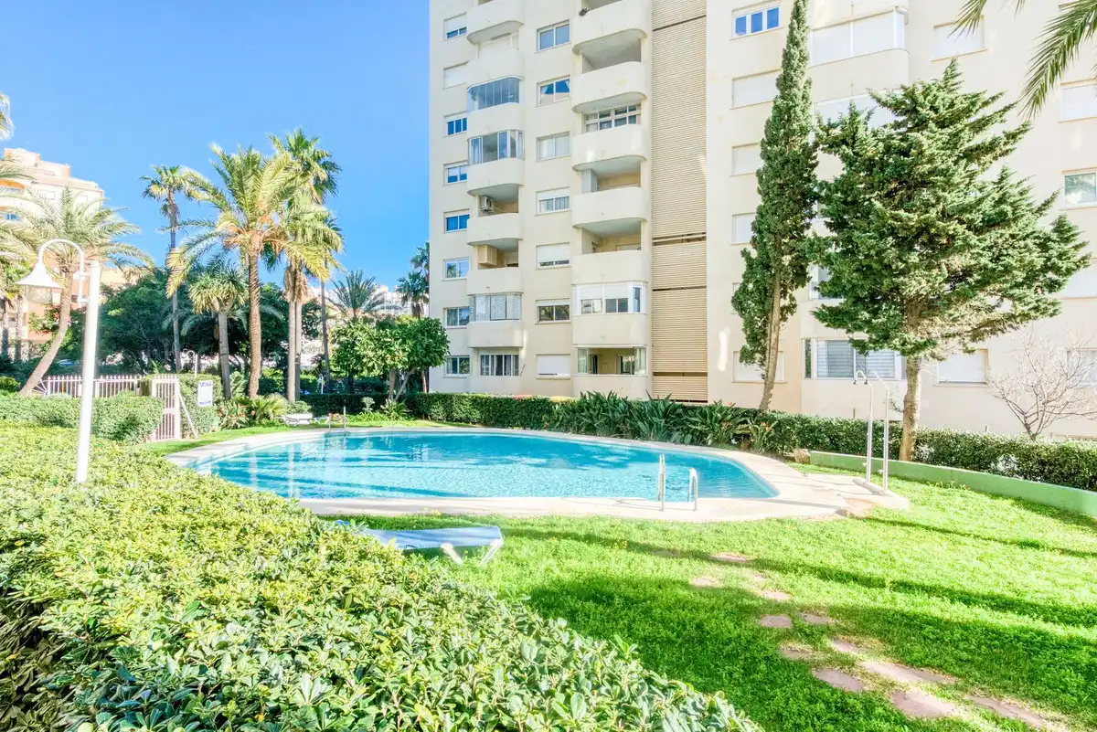 Piscina de Planta baixa en venda en Estepona amb Aire condicionat, Terrassa i Piscina comunitària