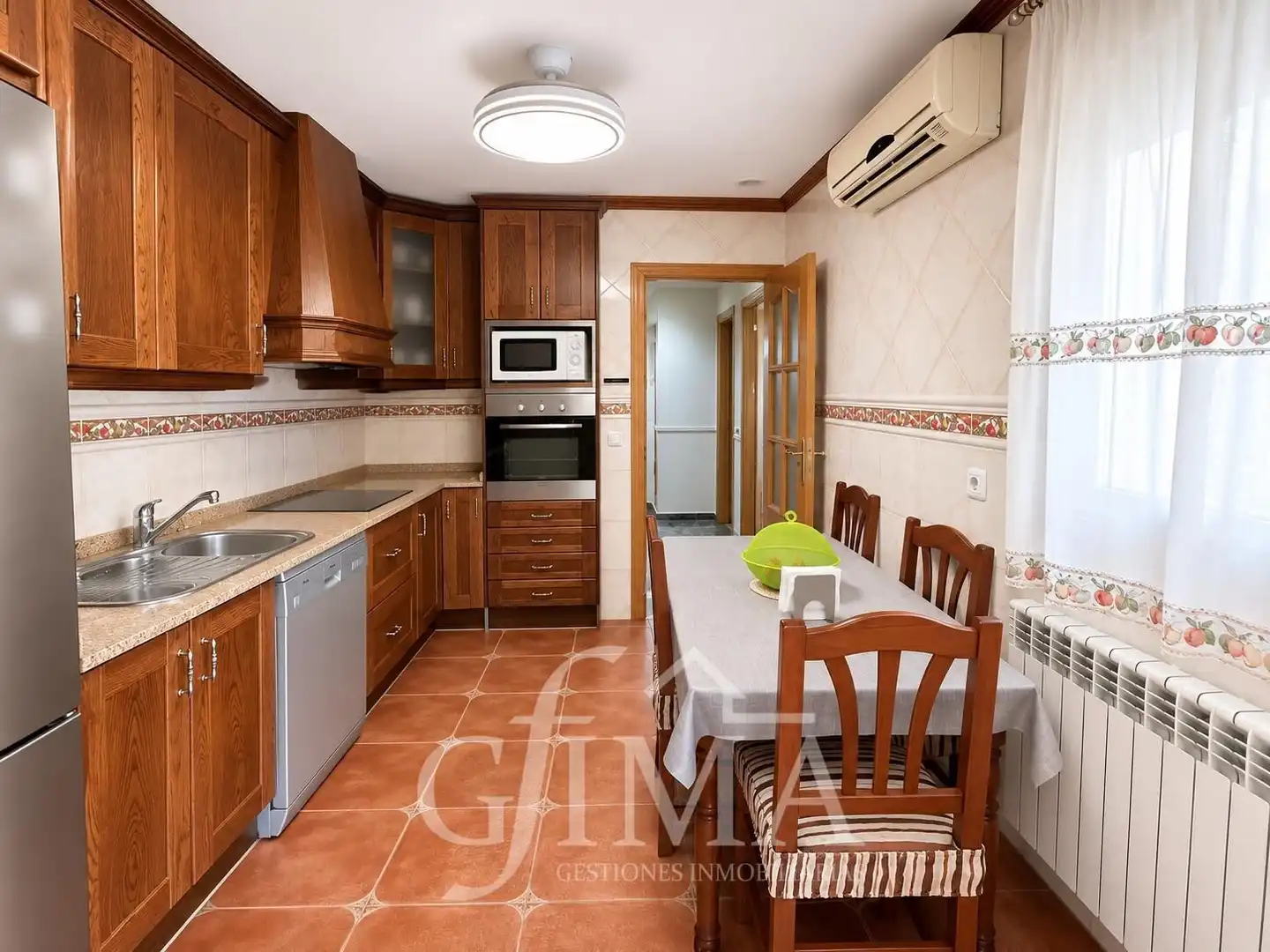 Cocina de Casa adosada en venta en Tomelloso con Calefacción, Trastero y Amueblado