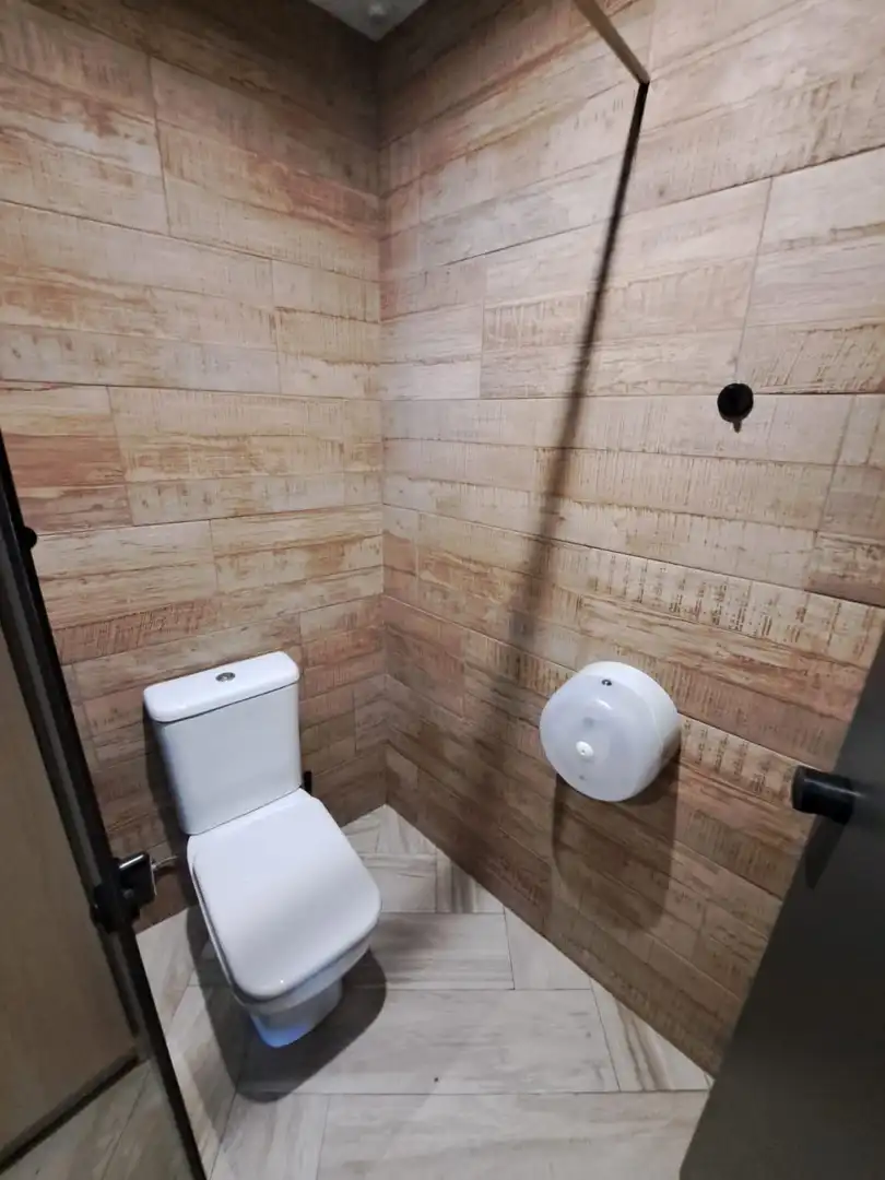 Badezimmer von Geschaftsraum zur Miete in Ribeira mit Klimaanlage und Möbliert