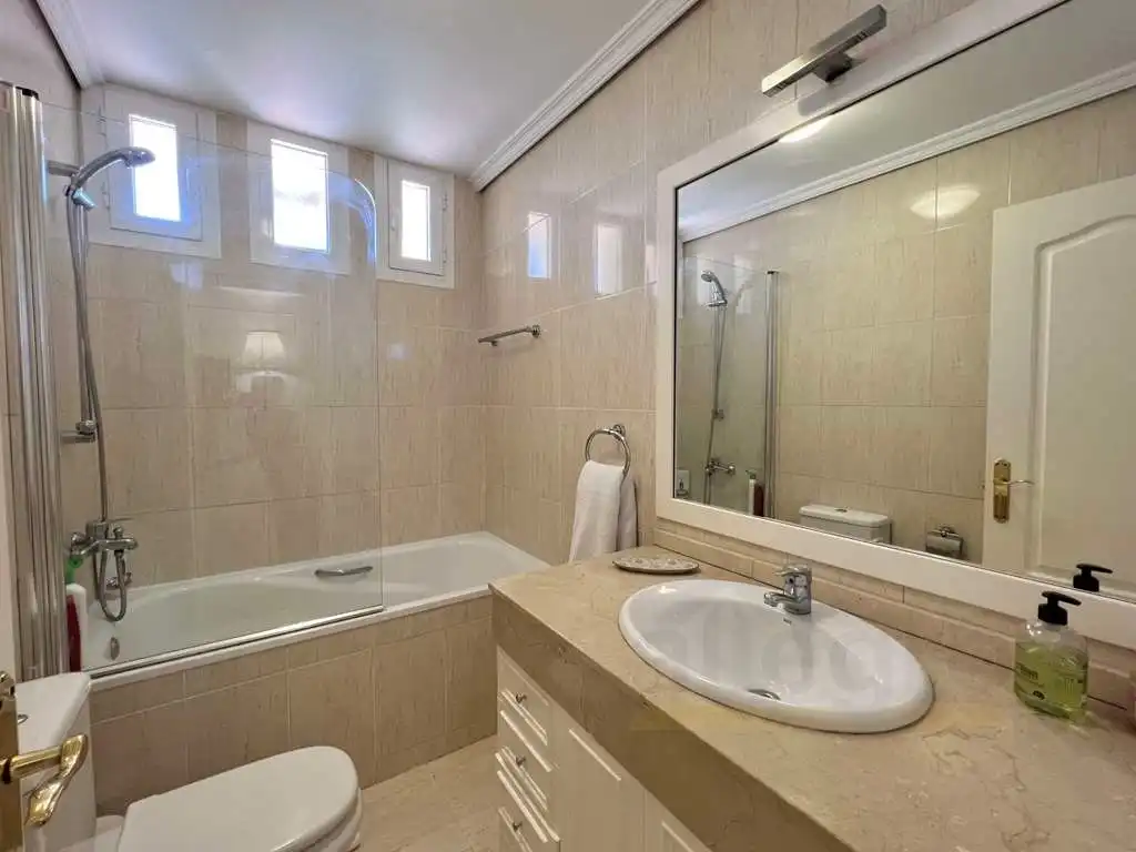 Bany de Casa o xalet en venda en Galapagar amb Aire condicionat, Jardí privat i Piscina