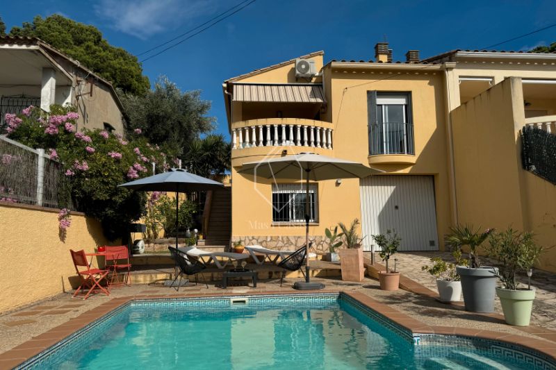 Vista exterior de Casa o xalet en venda en L'Escala amb Aire condicionat, Calefacció i Jardí privat
