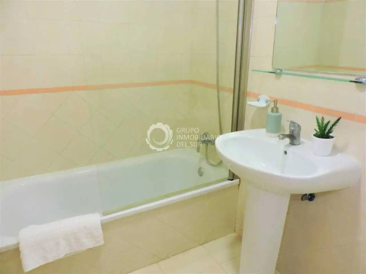 Baño de Dúplex de alquiler en Barbate con Aire acondicionado, Jardín privado y Amueblado