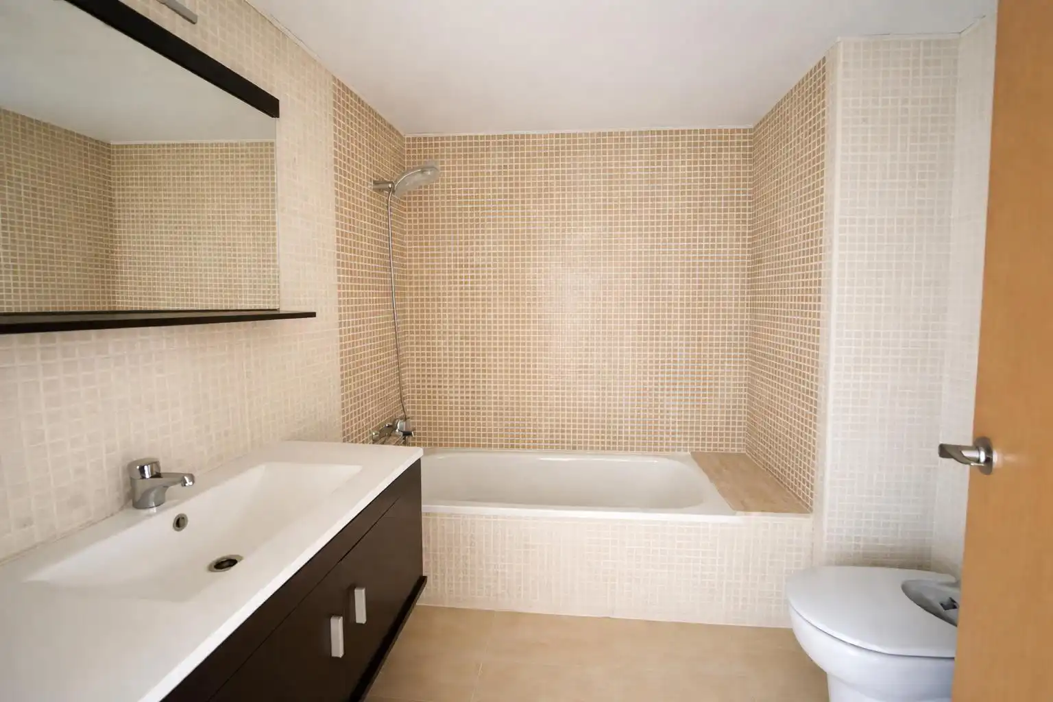 Baño de Piso en venta en Valls con Horno y Alarma
