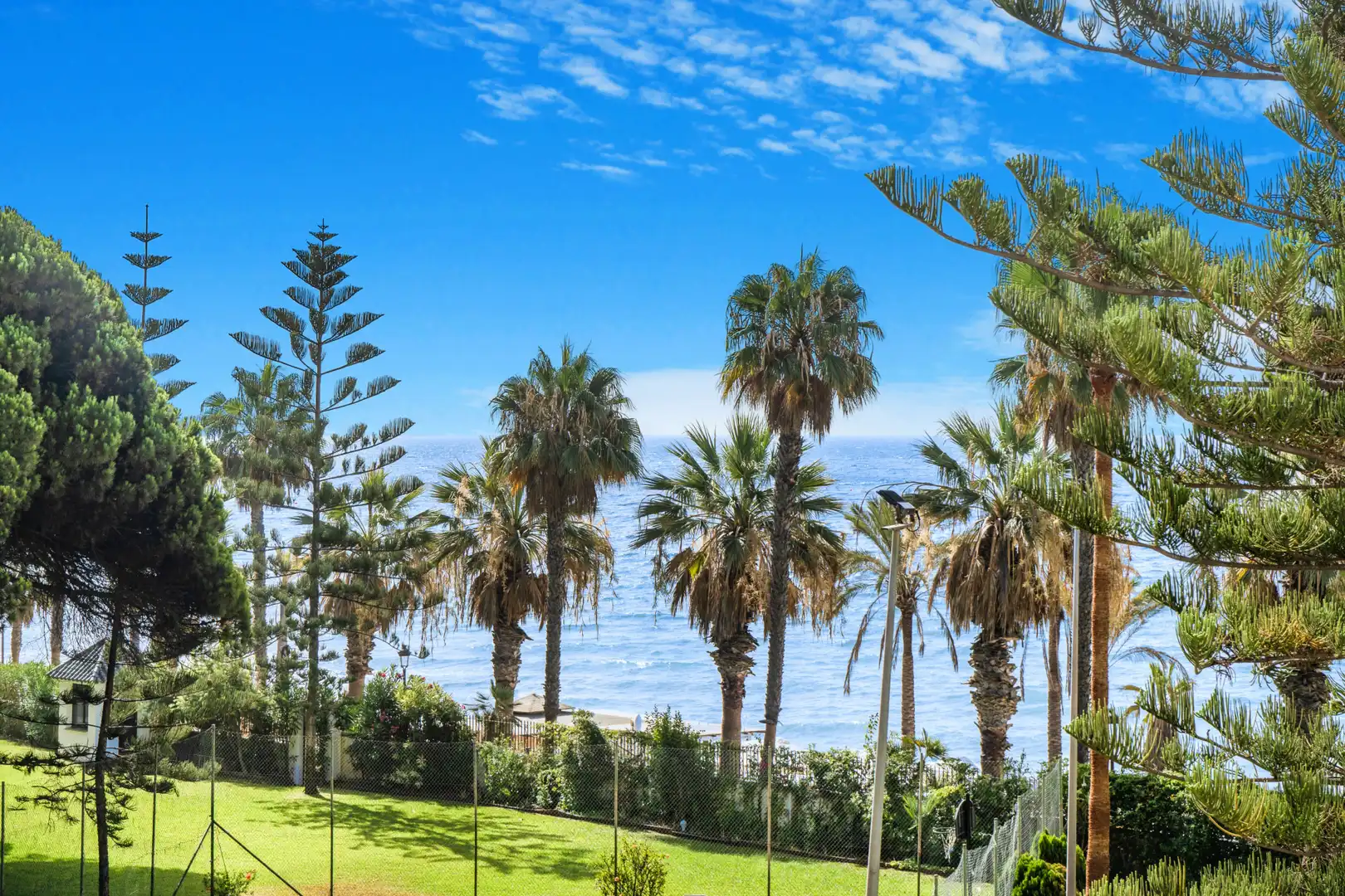 Vista exterior de Casa adosada en venda en Marbella amb Aire condicionat, Jardí privat i Terrassa