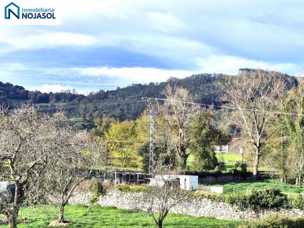 Vista exterior de Casa adosada en venda en Solórzano amb Calefacció, Parquet i Terrassa